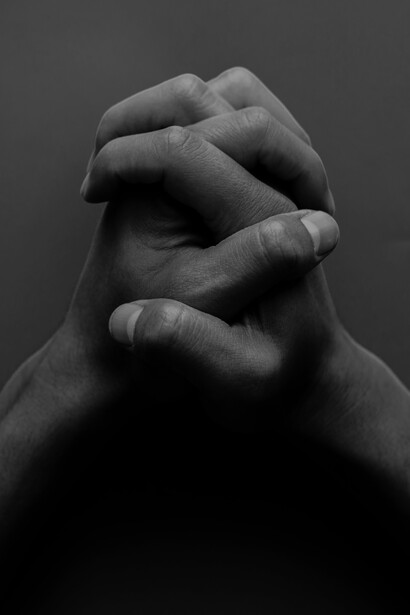 Di questi tempi prendere per mano le persone non è cosa facile