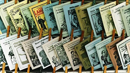 Explore a fascinante história e importância da literatura de cordel na cultura brasileira. Descubra como os versos rimados encantam e preservam a identidade do povo nordestino