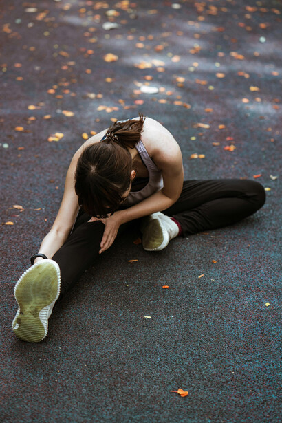 Joven preparándose para comenzar a entrenar. Nike se encarga del diseño, la fabricación y la comercialización de indumentaria, calzado y equipamiento para distintas disciplinas deportivas