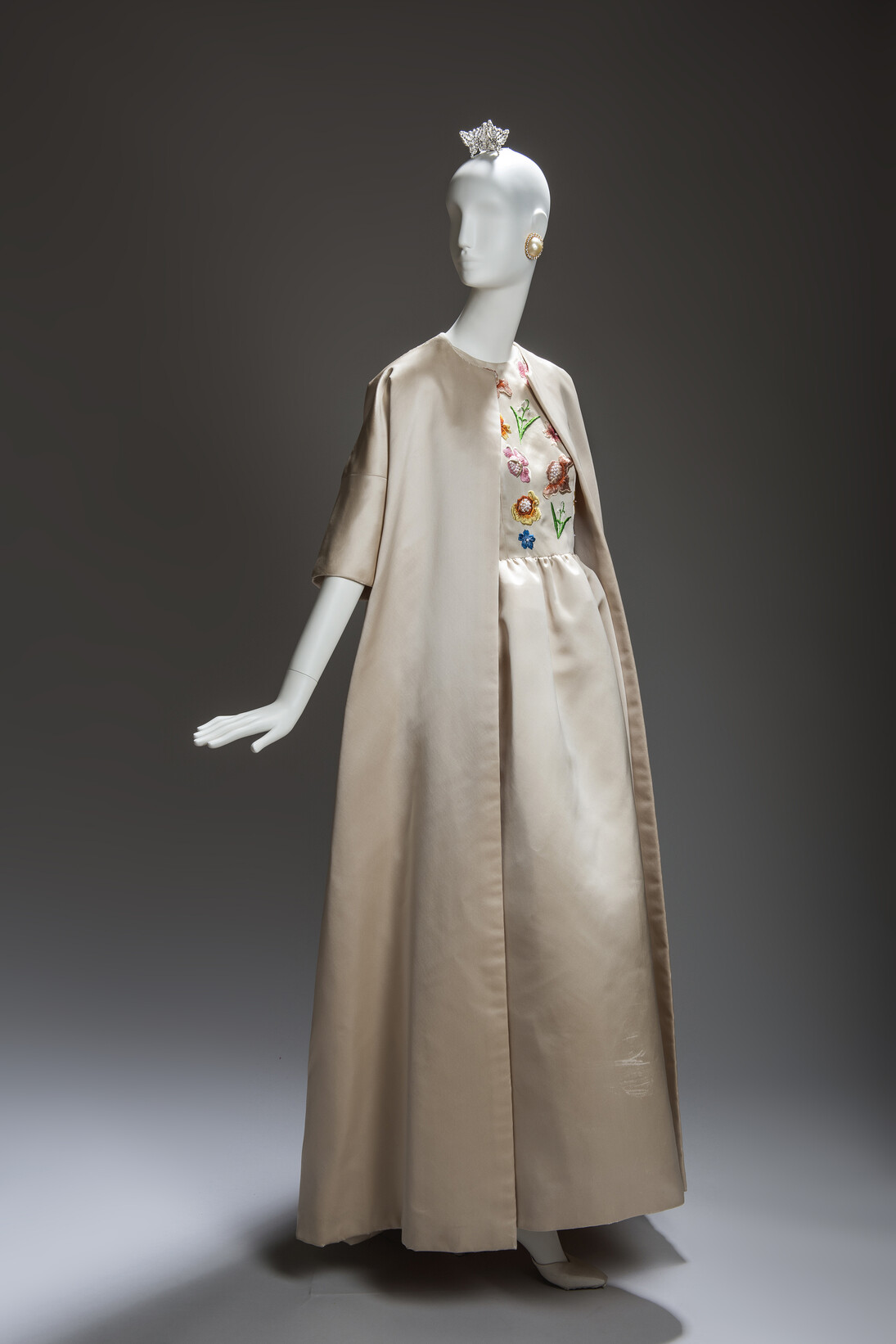 Conjunto de noche compuesto por vestido y abrigo en satén crudo, cuerpo con flores multicolores bordadas. Llevado por Jackie Kennedy. Verano de 1961 / Maison Givenchy. Foto: Luc Castel con la colaboracion de Philippe Caron