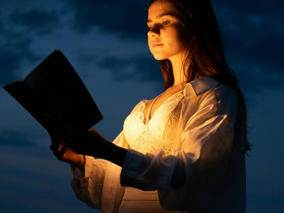 No passado, em determinadas comunidades africanas como, por exemplo, na moçambicana, havia o costume tradicional da contação de histórias em comunidade familiar. Lembro-me, na infância, de ouvir os mais velhos contarem-nos histórias da vida para toda a família, na presença de crianças e adultos


