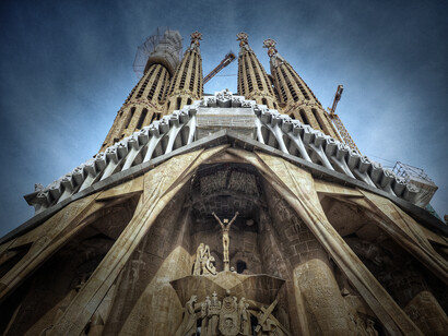 Sagrada Familia, Barcellona, Spagna. La facciata della Natività è caratterizzata da dettagli intricati e figure scolpite che raffigurano la nascita di Gesù
