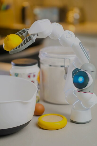 Robô com AI espreme um limão