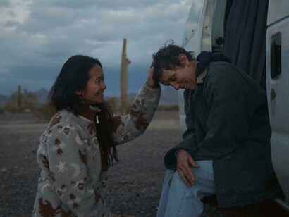 Chloé Zhao e Frances McDormand durante la lavorazione di Nomadland
