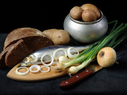 Dieta Mediterrânica, pão preto, batatas, peixe, cebolas
