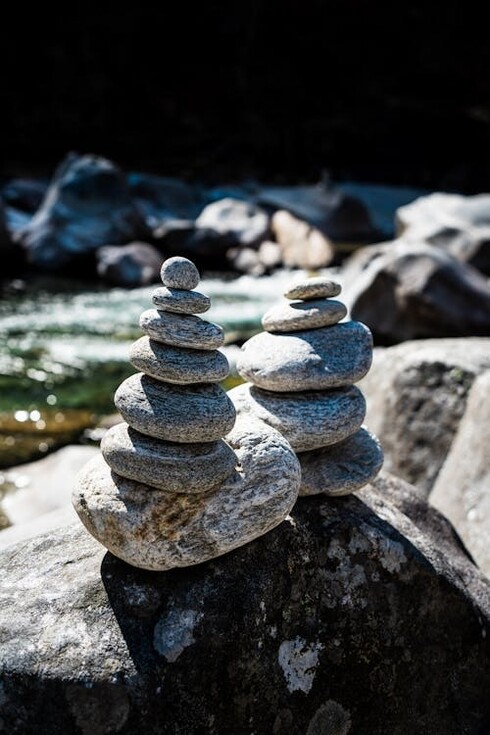 Un doltap, torre de piedras o apacheta, el equilibrio de rocas es un arte zen que conduce a la meditación