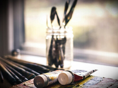 Eugenio Carbone, scomparso nel 2021, è stato un personaggio poliedrico dal talento ed eclettico: stilista, sarto e pittore 