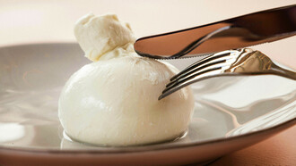 Burrata di tradizione. Certo, burrata e stracciatella, anche le più buone, mangiate a Milano, o anche fuori frontiera, saranno sicuramente buonissime, ma chi ne avesse la possibilità dovrebbe assaggiare quelle artigianali, qui dove nascono, nel territorio di origine, per assaporarne la freschezza del gusto e sentire l’importanza della tradizione nel piatto e al palato