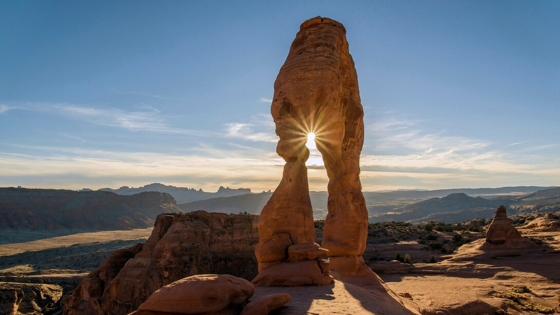 Il solstizio segna un momento di svolta cosmica, in cui luce e oscurità si incontrano e si rinnovano