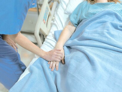 O suicídio assistido, sob orientação médica, oferece uma última escolha para pacientes terminais, levantando questões éticas sobre estabilidade na decisão