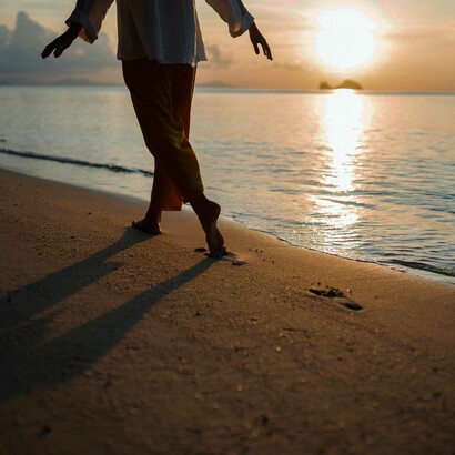 Donna che cammina sulla battigia: “Trekking e ferrate o anche solo una passeggiata sulla battigia offrono incredibili vantaggi per il corpo”