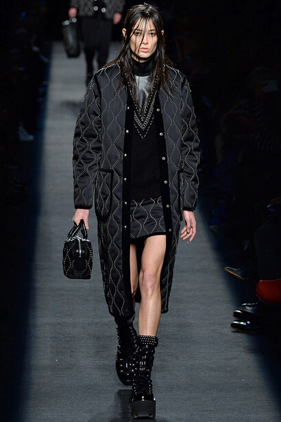 Modelo luciendo un diseño de Alexander Wang