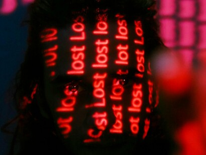 Quando decisões sobre o que pode ou não ser dito são tomadas de forma unilateral, há um sério risco de arbitrariedade. Postagens removidas, perfis banidos ou reduzidos em alcance ("shadowbanning") podem ocorrer com pouca ou nenhuma justificativa, o que coloca em xeque a legitimidade desse tipo de controle. Além disso, os critérios adotados pelas plataformas são muitas vezes orientados por interesses e pressões políticas, e não necessariamente por princípios democráticos ou legais