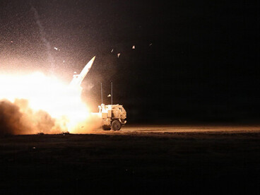 Mentir con convicción y disimular con franqueza. (Hitler).
M142 High Mobility Artillery Rocket Systems (HIMARS) conduct live-fire missions during Operation Epic Fury in the U.S. Central Command area of responsibility. 01.03.2026. (U.S. Army Photo).  Part of this photo was blurred for security purposes