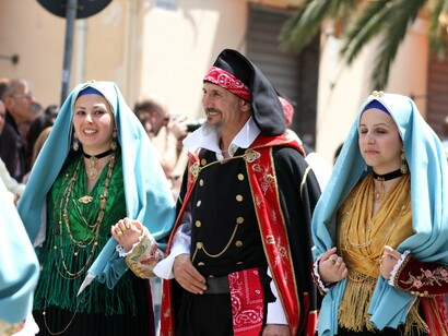 Persone che indossano i costumi tradizionali di Sant'Antioco in una parata, Sardegna, Italia