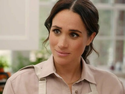 Meghan Markle em cena de sua série. Pensa em cada detalhe, no cheiro do quarto que o convidado irá ficar, no que colocar na cama como kit de boas vindas, num box com as especiarias que mais gosta, tudo embalado e identificado com tags escritas à mão, um trabalho delicado e totalmente personalizado com a letra da Meghan 

