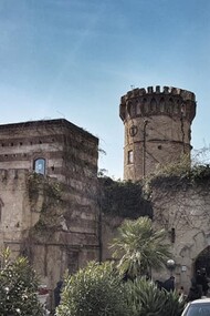 Villa Curcio, realizzata come un piccolo castello medioevale in rovina sovrastato da una torre di tufo con una finta lesione, venne costruita nel 1875 da Lamont Young. Napoli, Italia. Foto di @PalazzidiNapoli
