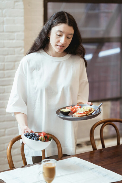 Woman practising mindful eating while enjoying a healthy breakfast