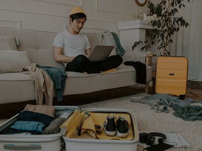 Jovem lendo no computador