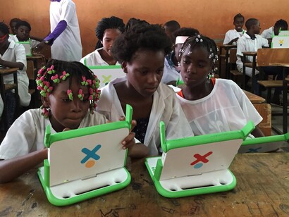 Crianças na Rwanda agora tem acesso à laptops para estudar, na Angola