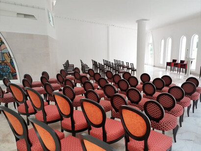 Nel Simbolo della Pace - La Sinagoga, Nigeria. È sicuramente un segnale simbolico originale di un potenziale cambiamento dell’Africa verso la comprensione interreligiosa che viene posto all’attenzione internazionale, per ricordare che il Dio comune a tutti i popoli abramitici è unico, al di là che venga chiamato Yahweh dagli ebrei, Dio dai cristiani o Allah dai musulmani
