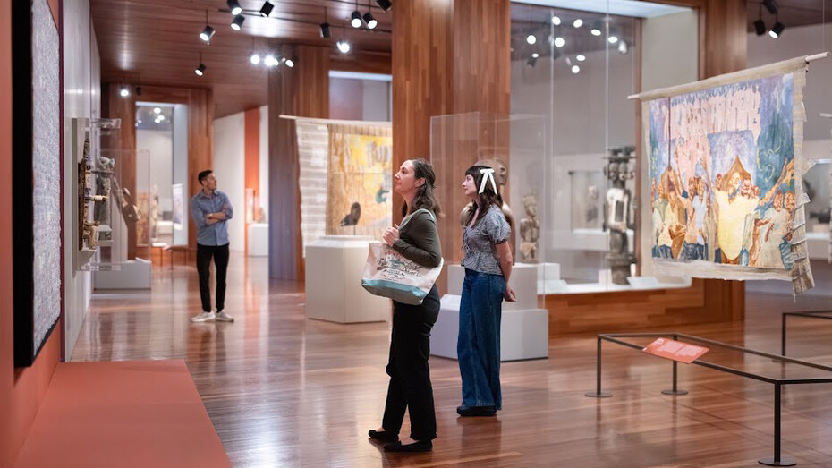 Nengi Omuku, The gathering, exhibition view. Courtesy of De Young Museum