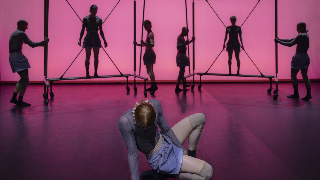 Adam Linder, Drip tekhne, veduta della performance. Cortesia della Biennale di Venezia
