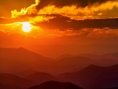 Sol alzándose en el horizonte