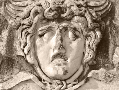 Relieve con el rostro de Medusa, el cual tiene la función de alejar el mal