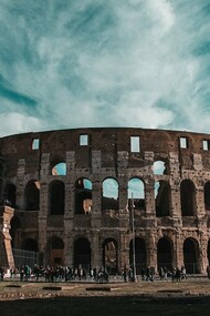 Colosseo, Roma, Italia. La capitale italiana è ancora oggi una delle città più affascinanti del mondo, non solo per i suoi luoghi d'interesse, ma soprattutto per le emozioni che è capace di far vivere ai suoi milioni di turisti
