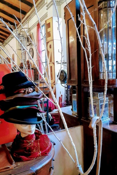 Foyer del teatro, FE Fabbrica Esperienza, che raccoglie l'eredità artistica della Comuna Baires, Milano, Italia