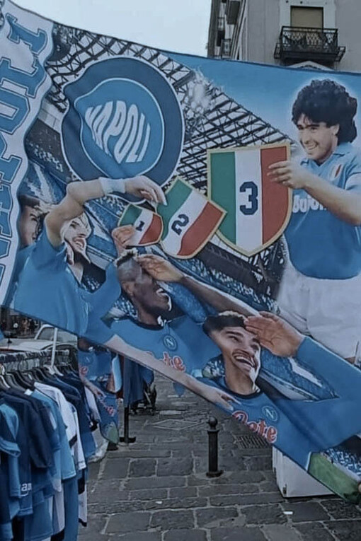Napoli campione d'Italia, un progetto calcistico, quello del Napoli, che non si distacca mai dal suo habitat culturale e che, anzi, è sostenuto da esso