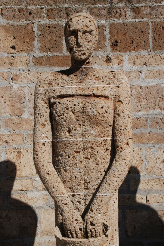 Mimmo Paladino
Testimone (2009).
Pietra di tufo.
Collezione dell’artista.