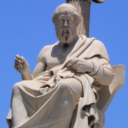 Escultura de Platón en la Academia de Atenas, Grecia, fundador de la paideia filosófica y teórico de la justicia como salud del alma y del Estado