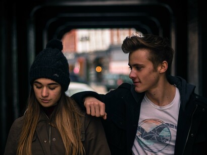 Adolescent couple. When adolescent girls are in relationships with older boys, they tend to develop unconscious subordination 
