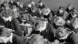 Educação. Salta logo à vista as desigualdades que se geram nas instituições de ensino, tornando-se um paradigma repetitivo nas sociedades mencionadas anteriormente