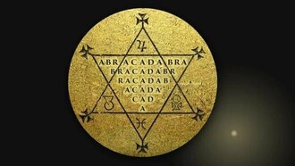 Um antigo diagrama com a palavra "Abracadabra" disposta em forma triangular remete à tradição esotérica associada ao poder das palavras. No artigo, o símbolo introduz a reflexão de que a linguagem, além de comunicar, também influencia a forma como pensamos, agimos e encaramos a realidade. O autor resgata o significado da expressão para defender que aquilo que dizemos pode moldar atitudes, expectativas e a maneira como vivemos. A imagem dialoga com um dos momentos centrais do artigo, quando o autor relaciona o poder da fala à construção do conhecimento, da esperança e da transformação pessoal