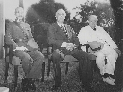 Franklin D. Roosevelt (centro), Chiang Kai-shek (esquerda) e Winston Churchill (direita), Conferência do Cairo, por volta de 1943. A reunião visava definir à posição dos Aliados contra o Japão durante a Segunda Guerra Mundial, além de decidir o futuro da Ásia no pós-guerra. 1945 marcou outro turning point nas migrações

