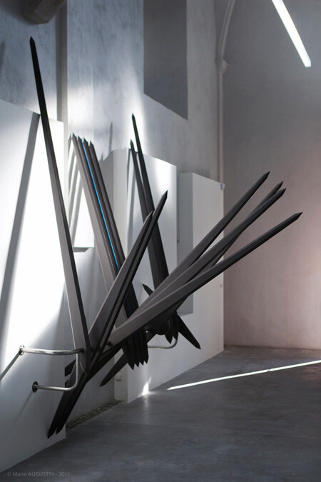 Emilie Perotto, L’esprit de contradiction (sculpture capucine) 1/2, 2011, Topan, acier inoxydable, plexiglas , 387 x 325 x 251 cm © Marie Augustin
