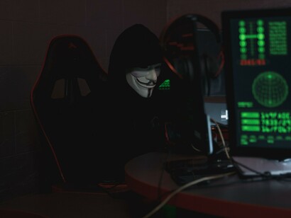 Deep fakes, criadas com ferramentas de inteligência artificial, são conteúdos mediáticos convincentes, mas inteiramente fabricados