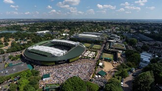 Vista aerea del Campo n. 1 e del Campo Centrale da dietro The Hill durante i Campionati del 2025. Organizzati dall'All England Lawn Tennis Club, a Wimbledon. Giorno 14, domenica 13/07/2025. Credit: AELTC/Joe Toth