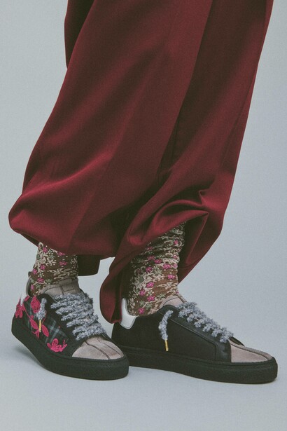 TVL | TheVerticaLine FW2526 Sneaker unisex low-top con tomaia in pelle nubuck e tartan
ricamato