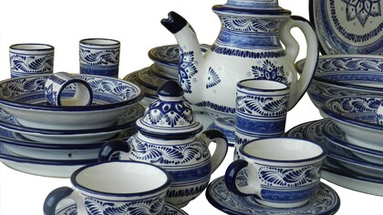 Vajilla para ocho comensales fabricada en Talavera de la Reina (Toledo)