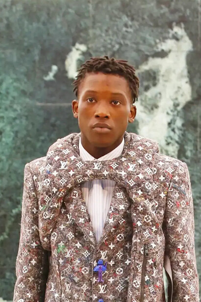 La moda non è dittatoriale ma suggeritrice psicotica dell’accettazione sociale: il vettore tecnologico (cellulare ed affini) la impone, “ologrammata", al nostro fianco ogni istante per alimentare il senso di alienazione per tutto ciò che ci appare da più di un giorno