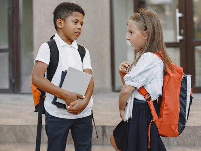 A educação é um direito garantido pela Constituição, mas a desigualdade no acesso reflete desafios que vão além da legislação