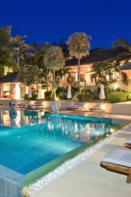 Une luxueuse villa avec piscine à débordement située à Koh Samui, en Thaïlande