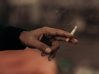 El remisero no entiende lo que nos decimos, pero ha visto tus dedos en V a la boca: el símbolo inequívoco del pucho. Por el retrovisor nos dice que no se puede fumar