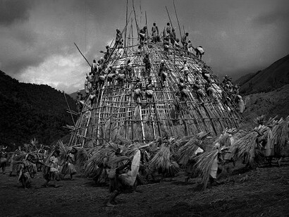 Godelier mostró que las desigualdades de género pueden tener raíces previas e independientes del sistema de clases, revelando una lógica de poder sostenida en discursos sexuales, mitos y ritos iniciáticos