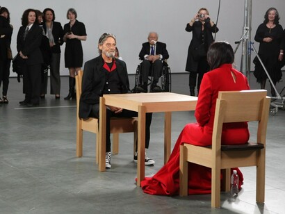 Uma das pessoas que encarou Marina na performance «A artista está presente» de 2012 foi seu ex-parceiro amoroso e de trabalho, Ulay