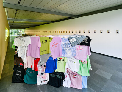 Verschiedene künstler, Burn the diaries, read them out loud, ausstellungsansicht. Mit freundlicher genehmigung der Kunsthalle Wien